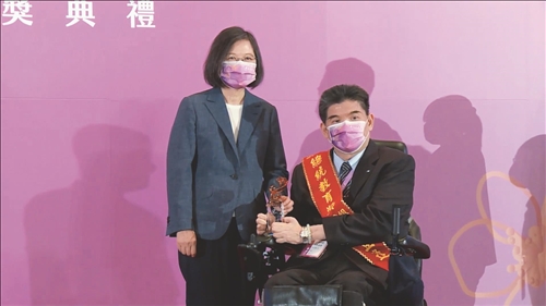 資管專業服務奉獻 許豈逢獲頒2022總統教育獎