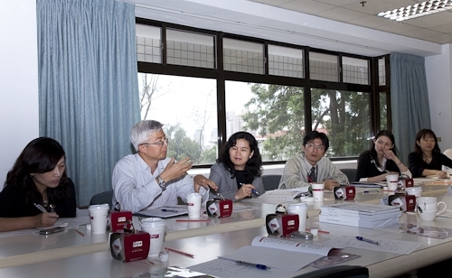 台灣大哥大股份有限公司一行9人蒞校參訪，徐主任秘書錠基和與會人員分享本校榮獲第19屆國家品質獎之申請歷程及推行TQM之成果。