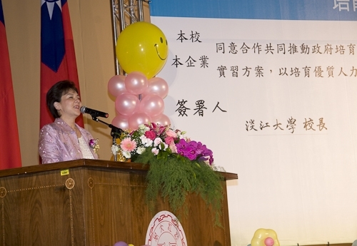配合教育部「1-1大專畢業生至企業職場實習方案」，本校「媒合說明會暨就業博覽會」安排二百餘家廠商徵才，提供校友、畢業生至職場實習之最佳媒合途徑。