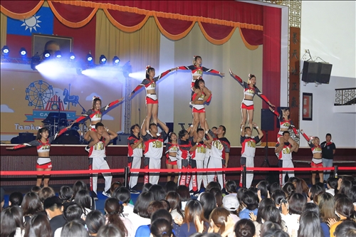 社團之夜 17社團接力演出 逾千人嗨翻活動中心
