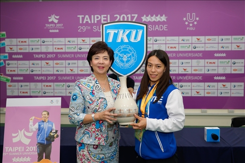 舉起台灣的手在淡江永遠留下印記