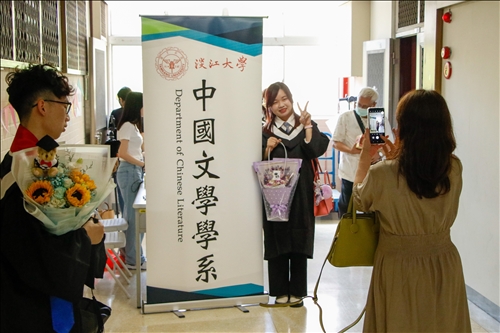學院系所自辦畢典 各顯特色熱鬧紛呈
