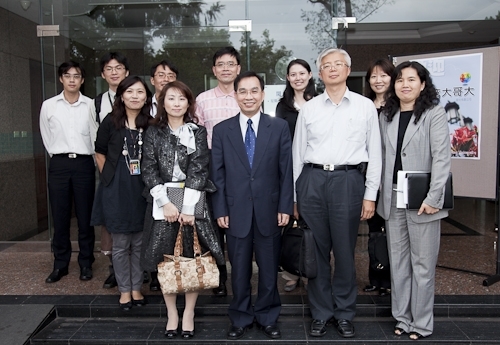台灣大哥大股份有限公司一行9人蒞校參訪，徐主任秘書錠基和與會人員分享本校榮獲第19屆國家品質獎之申請歷程及推行TQM之成果。