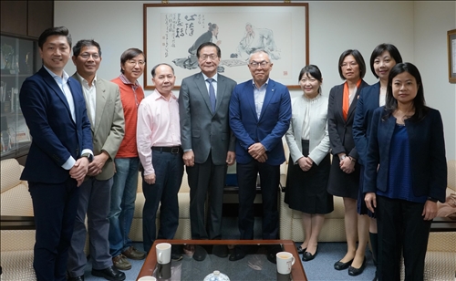 3-世耕石弘總務部長拜會校長，並與文學院院長及系主任等陪同人員合影。(馮文星攝影)
