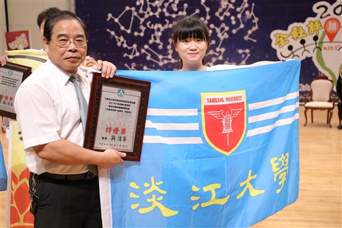花蓮台東地區校友會與康樂輔導社分別榮獲103年全國學生社團評鑑「特優」、「優等」獎。