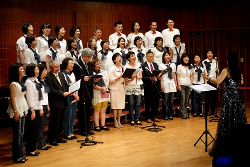 女教職聯誼會合唱團舉辦「淡江花月夜」音樂會。