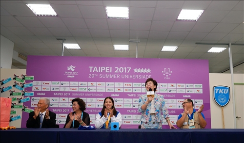 舉起台灣的手在淡江永遠留下印記