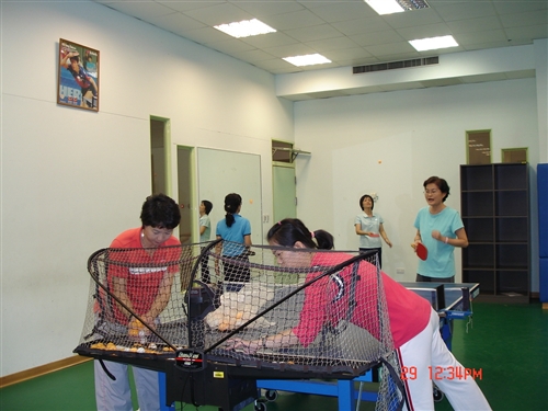 體育室於10月下旬起開設一、二級主管的桌球、羽球、游泳等體育課程，期望藉由主管熱情的參與，帶動校園運動風潮，以打造本校成為活力校園。