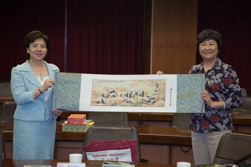 「川台高校校長論壇」四川代表團之四川大學謝和平校長等一行33人蒞校參訪，本校張家宜校長於驚聲國際會議廳主持簡報及座談，針對學術、教育等議題進行交流。