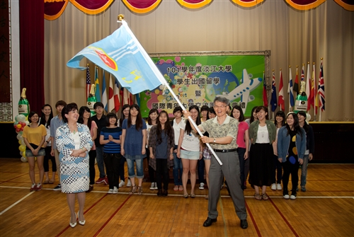 本校101學年度學生出國留學暨國際青年大使交流團授旗出發。