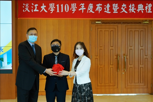 學生事務處生活輔導組組長交接：監交人(中)-武士戎學務長，移交人(左)-王鴻展組長，接交人(右)-胡菊芬組長。(秘書處馮文星拍攝)