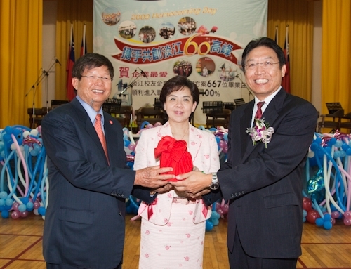 歡慶本校創校59週年，舉辦校慶慶祝大會、校友返校歡迎茶會、資訊工程學系團團圓圓千人同學會、第7屆校慶蛋捲節等豐富多元的校慶系列活動，全校展現活潑與創意並同賀淡江生日快樂！