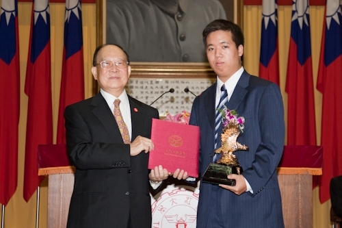 歡慶本校創校59週年，舉辦校慶慶祝大會、校友返校歡迎茶會、資訊工程學系團團圓圓千人同學會、第7屆校慶蛋捲節等豐富多元的校慶系列活動，全校展現活潑與創意並同賀淡江生日快樂！