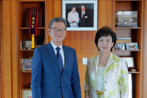 9-張家宜董事長(右)與Dr. Yong Jin Kim(左)在熊貓講座基金捐款人張建邦創辦人暨張姜文錙榮譽董事長伉儷照片前合影。(馮文星攝影)
