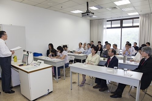 「98學年度教學與行政革新研討會」在淡水校園覺生國際會議廳舉行，創辦人及校長共同主持，本次會議主題為「傳承、創新、新淡江-尋找淡江DNA，迎接60週年校慶」。