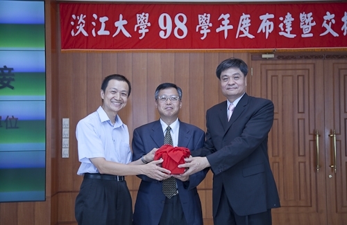新學年新氣象，本校在8月3日上午10時於淡水校園覺生國際會議廳舉行98學年度新成立單位主管布達暨一、二級單位新卸任主管交接典禮。