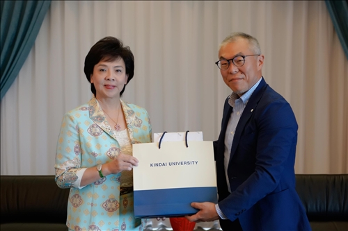 7-世耕石弘總務部長(右)贈送張家宜董事長(左)禮品。(馮文星攝影)