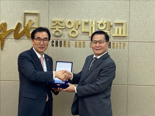 1-葛煥昭校長訪問韓國中央大學，獲該校校長Dr. Kim Chang Soo致贈紀念品。(國際處提供)