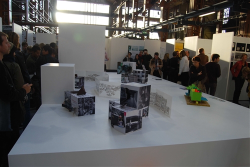 本校建築系師生設計作品，參選「第四屆鹿特丹建築雙年展」，開台灣建築系在鹿特丹建築雙年展獲獎之先例，榮獲特別優選與入圍參展，入圍作品數並與美國哈佛大學相同。