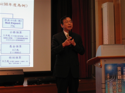 張校長家宜出席本校中華民國校友總會第7屆第1次會員代表大會，陳總會長慶男特別邀本校傑出校友財政部李部長述德演講。藉由整個活動連繫校友感情，也分享校友成功的經驗。