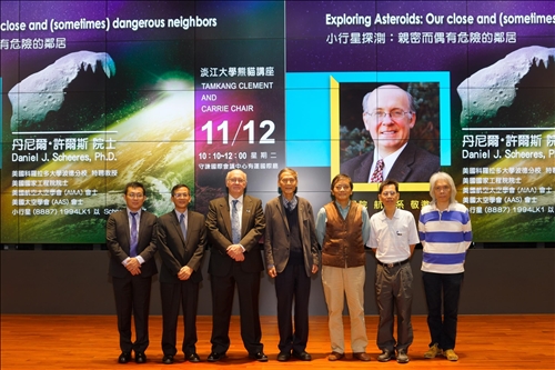 20-Dr. Daniel J. Scheeres (中)與本校航太系教師在淡水校園守謙國際會議中心有蓮廳合影。(馮文星攝影)