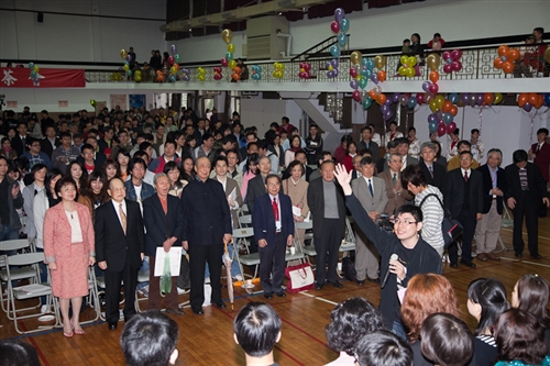 「春之饗宴」：時序入春、奼紫焉紅的杜鵑妝點滿校園之際，校友們齊聚五虎崗，與創辦人張建邦及校長張家宜同歡，提早為本校建校一甲子暖壽。