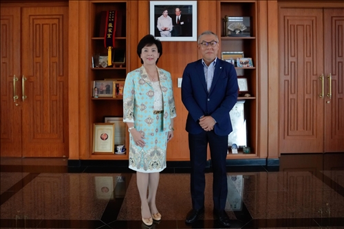 9-張家宜董事長(左)與世耕石弘總務部長(右)在熊貓講座基金捐款人張建邦創辦人暨張姜文錙榮譽董事長伉儷照片前合影。(馮文星攝影)