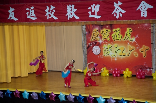 「春之饗宴」：時序入春、奼紫焉紅的杜鵑妝點滿校園之際，校友們齊聚五虎崗，與創辦人張建邦及校長張家宜同歡，提早為本校建校一甲子暖壽。