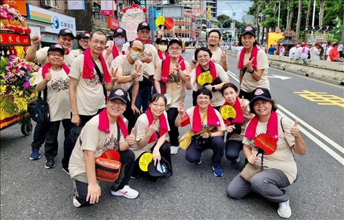 教授扶轎團參與清水祖師遶境 本校同仁親歷淡水民俗慶典