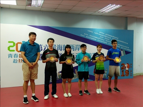 18-108年8月14日頒獎典禮，本校桌球隊獲得第6名，由隊員航太系一徐昊代表受獎(左三）。