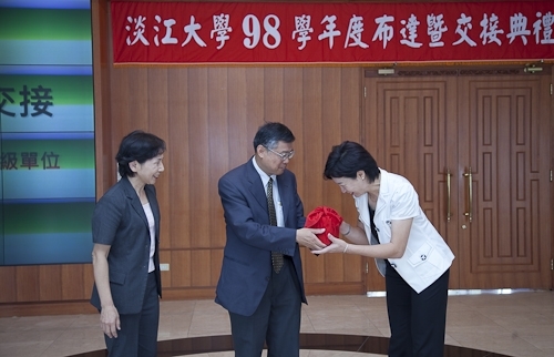 新學年新氣象，本校在8月3日上午10時於淡水校園覺生國際會議廳舉行98學年度新成立單位主管布達暨一、二級單位新卸任主管交接典禮。