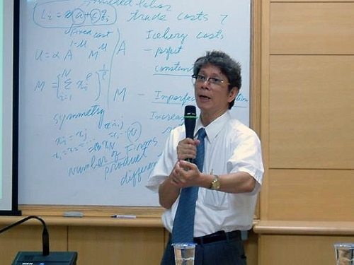 第1位以中央研究院院士身分延聘至本校服務之產業經濟學系講座教授麥朝成，日前再次榮獲教育部第13屆國家講座，並成為終生榮譽之國家講座主持人。