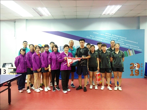 15-本校桌球隊與南京大學於賽後交換禮物並合影。