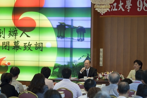 「98學年度教學與行政革新研討會」在淡水校園覺生國際會議廳舉行，創辦人及校長共同主持，本次會議主題為「傳承、創新、新淡江-尋找淡江DNA，迎接60週年校慶」。