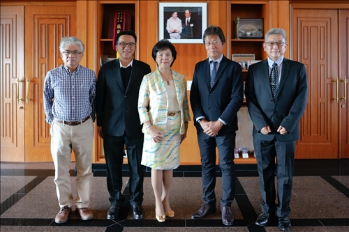 7-張家宜董事長(左)與安達千波矢教授(右)，以及陪同人員在熊貓講座基金捐款人張建邦創辦人暨張姜文錙榮譽董事長伉儷照片前合影。(馮文星攝影)