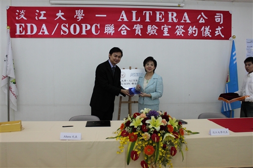 美國Altera公司首先捐贈本校電機工程學系超過新台幣一億元之FPGA硬體、開發軟體以及IP智財等相關設備與技術，並於本校成立EDA/SOPC聯合實驗室。張校長家宜、美國Altera公司台灣區陳英仁總經理以及友晶科技彭顯恩總經理等見證這歷史的一刻。