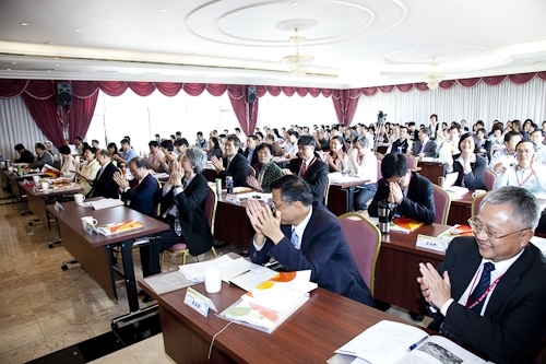 「98學年度教學與行政革新研討會」在淡水校園覺生國際會議廳舉行，創辦人及校長共同主持，本次會議主題為「傳承、創新、新淡江-尋找淡江DNA，迎接60週年校慶」。