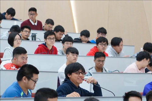 15-第16場「熊貓講座」演講會場，學生提問。(馮文星攝影)