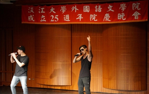師生獻藝 異國歌舞祝壽