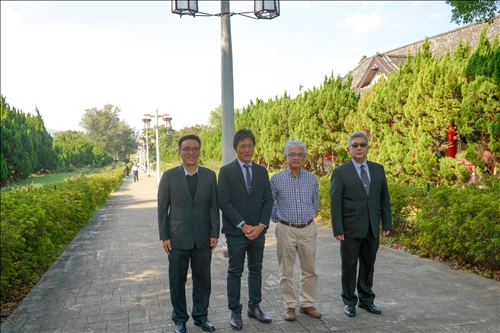 4-參觀淡水校園-宮燈教室，安達千波矢教授與陪同人員合影。(馮文星攝影)