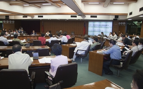 張校長家宜在本校98學年度教學卓越計畫推動委員會第3次會議上，呼籲全校師生踴躍參與教學卓越的各項活動，共同深化全面品質教學，達成廣育心靈卓越人才之目標。