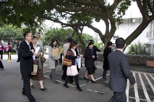 教育部98年度大學校院系所評鑑委員於這兩週蒞校展開實地訪評，校長張家宜期盼各系所全力以赴，締造評鑑佳績。