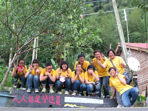 學務處服務隊帶領來吉國小同學辦理暑期綠活圖文化營。