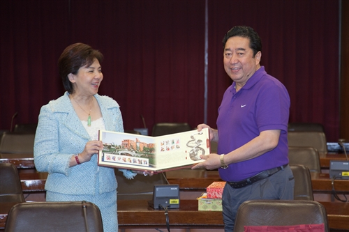 「川台高校校長論壇」四川代表團之四川大學謝和平校長等一行33人蒞校參訪，本校張家宜校長於驚聲國際會議廳主持簡報及座談，針對學術、教育等議題進行交流。