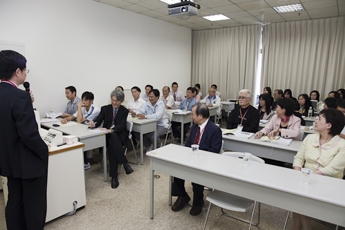 「98學年度教學與行政革新研討會」在淡水校園覺生國際會議廳舉行，創辦人及校長共同主持，本次會議主題為「傳承、創新、新淡江-尋找淡江DNA，迎接60週年校慶」。