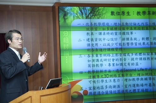 「98學年度教學與行政革新研討會」在淡水校園覺生國際會議廳舉行，創辦人及校長共同主持，本次會議主題為「傳承、創新、新淡江-尋找淡江DNA，迎接60週年校慶」。