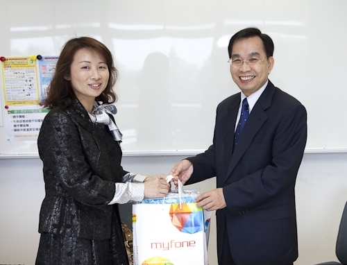 台灣大哥大股份有限公司一行9人蒞校參訪，徐主任秘書錠基和與會人員分享本校榮獲第19屆國家品質獎之申請歷程及推行TQM之成果。