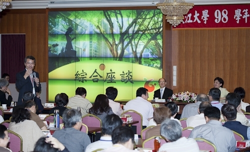 「98學年度教學與行政革新研討會」在淡水校園覺生國際會議廳舉行，創辦人及校長共同主持，本次會議主題為「傳承、創新、新淡江-尋找淡江DNA，迎接60週年校慶」。