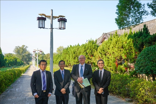 3-參觀淡水校園-宮燈教室，Dr. Daniel J. Scheeres與工學院李宗翰院長、航太系陳步偉主任及蕭富元副教授等陪同人員合影。(馮文星攝影)