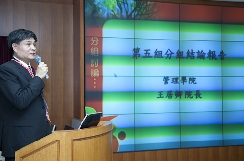 「98學年度教學與行政革新研討會」在淡水校園覺生國際會議廳舉行，創辦人及校長共同主持，本次會議主題為「傳承、創新、新淡江-尋找淡江DNA，迎接60週年校慶」。